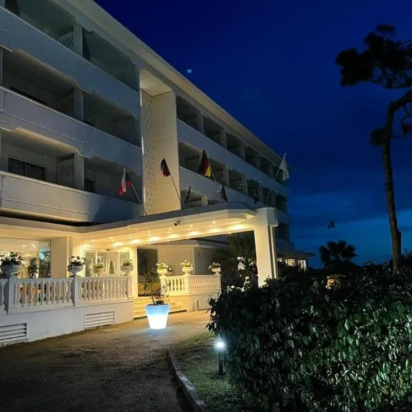 Domizia Palace Hotel, hotell i Baia Domizia