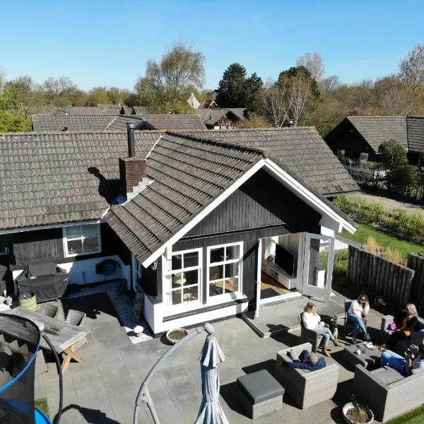 Heerlijke bungalow op 350 meter vanaf het strand!, hotel in Ouddorp