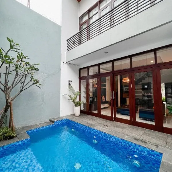 Cottonwood 4BR Villa Sutami with Pool Netflix BBQ, hotel v destinaci Bandung