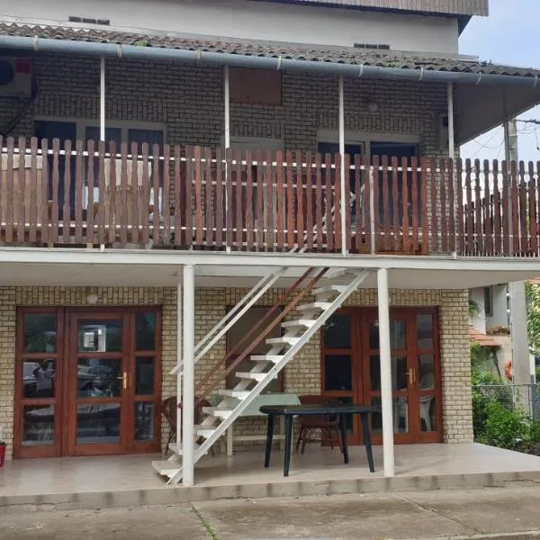 Sárga311 Üdülőház Szeged, hotel v destinaci Szeged