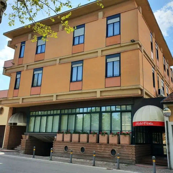 HOTEL PERLA, hotell i Massa Lombarda