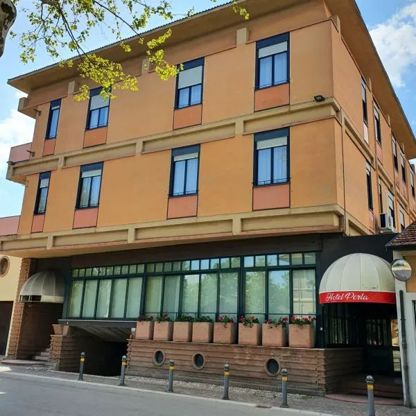 HOTEL PERLA, hotel i Massa Lombarda