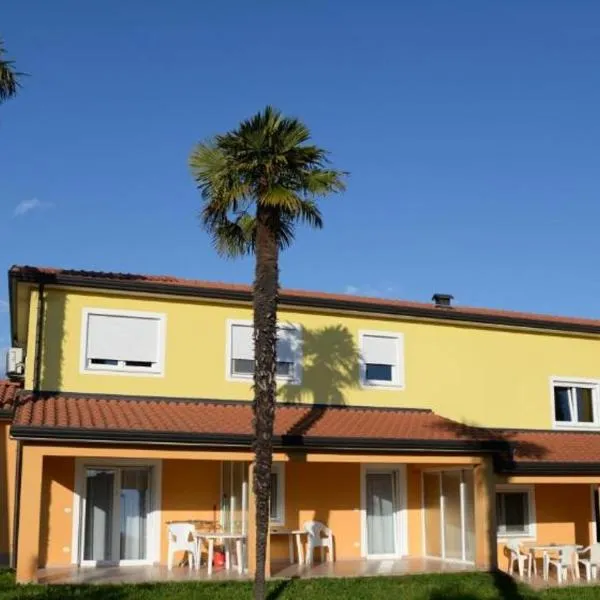 San Lorenzo Apartments, hotel em Lovrečica