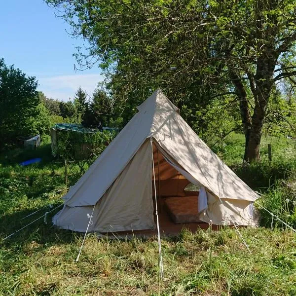 Tente en permaculture pirate, hôtel à Creysse