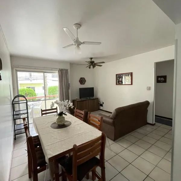 Lindo apartamento super completo em Meia Praia, 100 metros do mar e 10 quadras do centro, готель у місті Ітапема