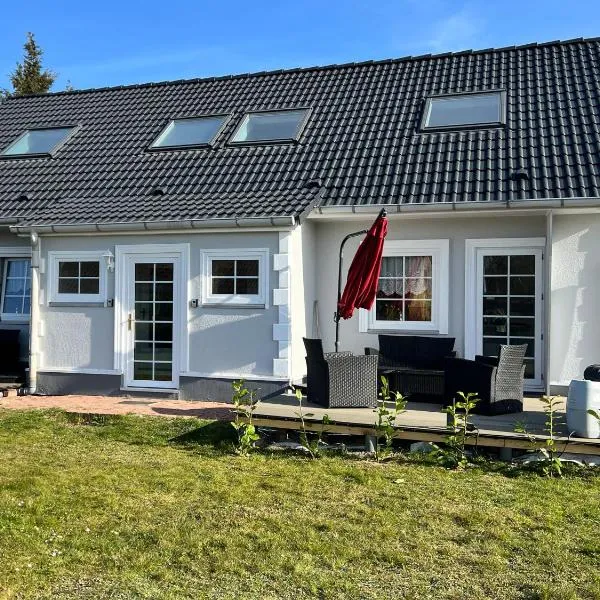 Ferienhäuser Insel Usedom Haus Jojo 7 - Blick aufs Achterwasser! Whirlpool und Sauna – hotel w mieście Lütow