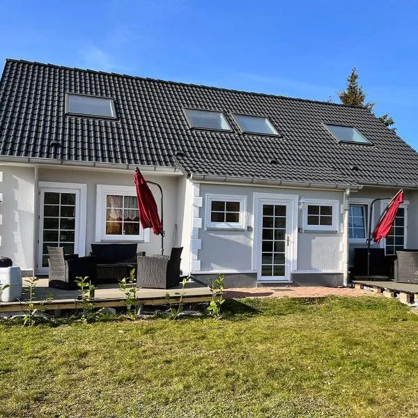 Ferienhäuser Insel Usedom Haus Mila 6 - Blick aufs Achterwasser! Whirlpool und Sauna โรงแรมในLütow