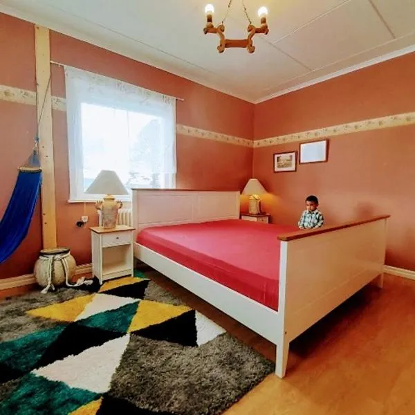 Bedroom private, 120 from Sandbach, hotel in Småbodarna