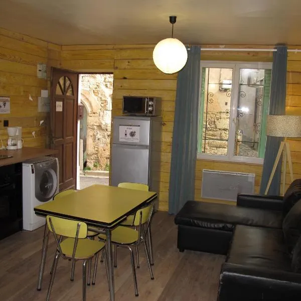 Appartement T1 bis cosy avec patio 17 BIS, hotel v destinácii Tourbes