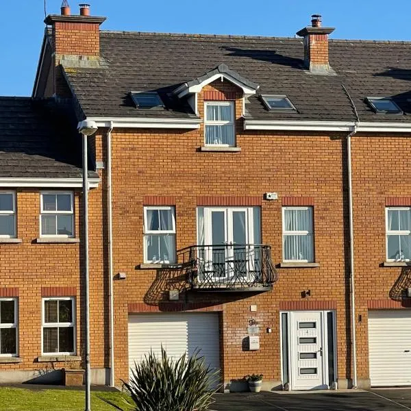 Luxury Portrush Holiday Homes - The Green, Portrush Sleeps 12 - 5 bedrooms, Hotel in Portrush