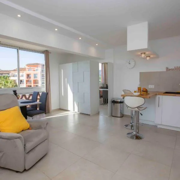 BEACH TROPEZ, with view – hotel w mieście Gassin