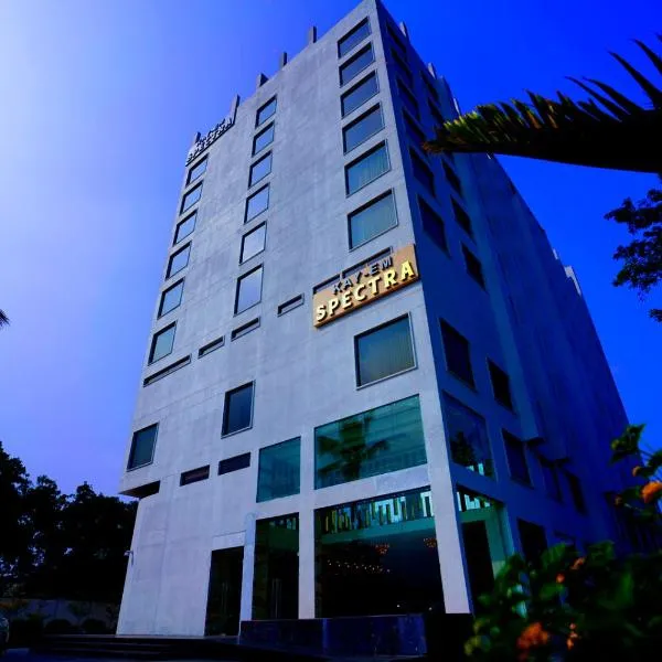 KAY-EM Spectra Hotel, hotel v destinaci Āvadi