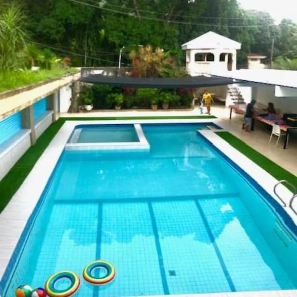 Deluxe Villa Leah Natural Hotspring Resort, hotel v destinaci Calamba