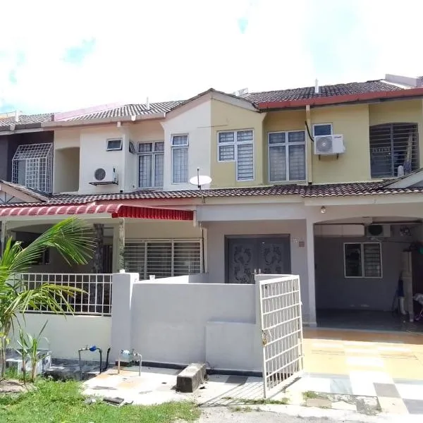 holiday home bagan lalang 5 aircon, hotel in Kampong Bagan Lalang