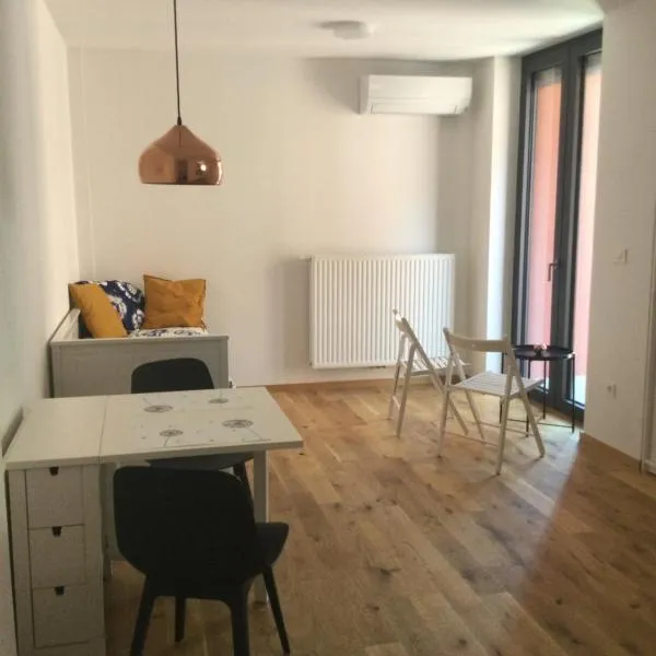 Lovely studio appartment with patio near the sea, ξενοδοχείο στο Κόπερ