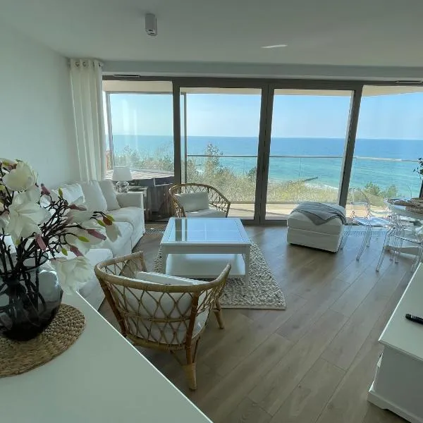 PINEA Apartments Pobierowo z niesamowitym widokiem na morze oraz jacuzzi w wybranych apartamentach, hotel in Pobierowo