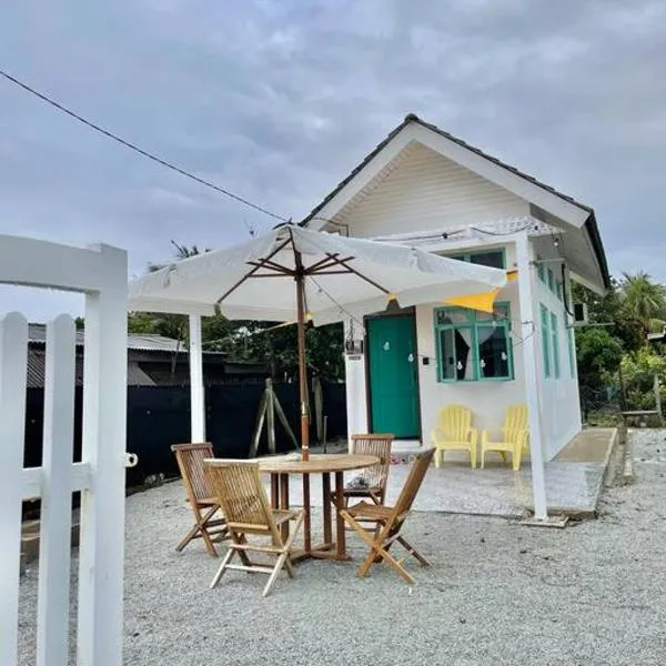 Sea Kecil Tiny House near Jetty of Kuala Besut, hotel in Kampong Nail