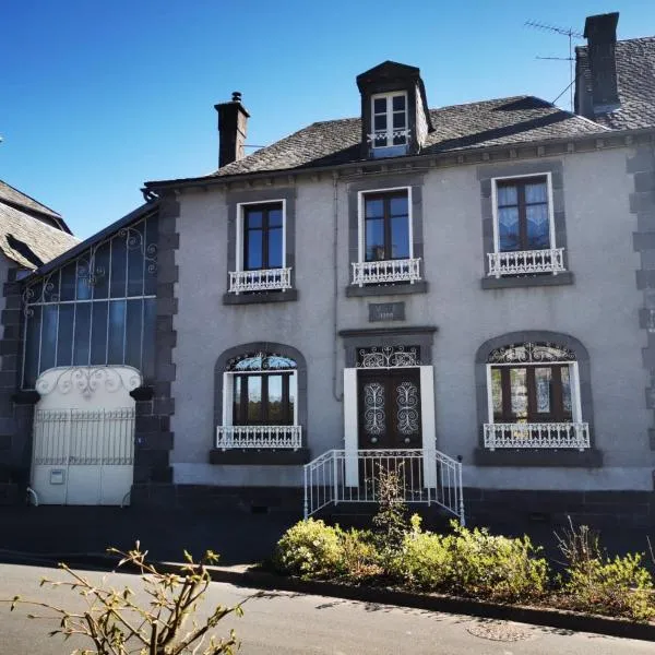 Maison de bourg dans le Cantal, hotel in Champagnac
