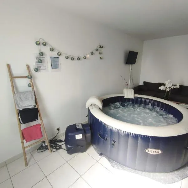 Le Tribord T3 étoilé avec jacuzzi, hotell i Saint-Méloir-des-Ondes