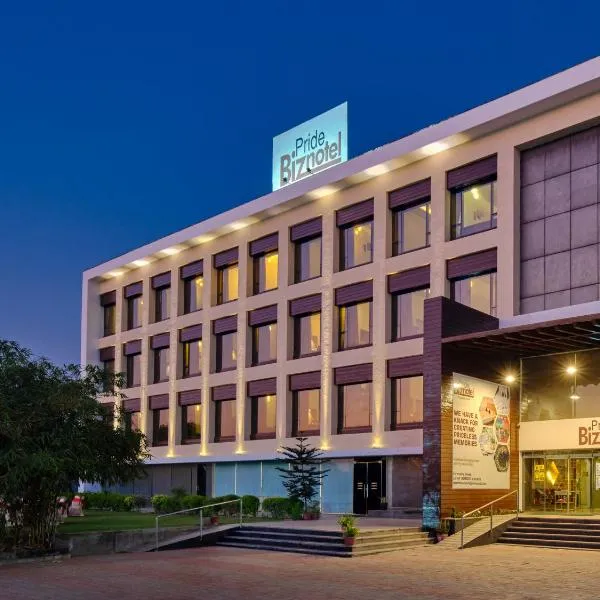 Pride Biznotel Manjusar Vadodara Near Sokhda Lake – hotel w mieście Vadodara