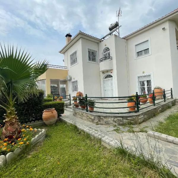 Seaside apartment with private garden, hotel en Nea Anjíalos