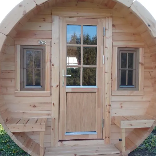 Schlaffass und Hütte mit Teich, hotel di Klöch