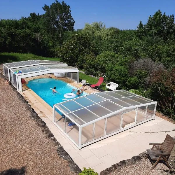 Gîte La Pironnière - Piscine, Nature, au bord de la Rivière, hotel v mestu Champigné