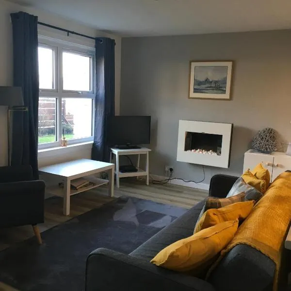 Cosy cottage with sea views close to local shops., hotel v destinaci Lamlash