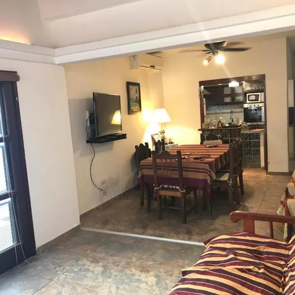 HERMOSA CASA MUY AMPLIA Y BIEN EQUIPADA ¨EL MANÁ¨, hotel en Resistencia