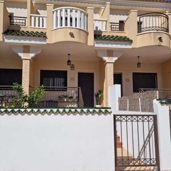 AGRADABLE ADOSADO CON PISCINA, hotel em Ciudad Quesada