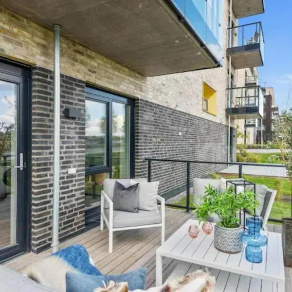 Scandpoint Apartment Fornebu Near Sea front with outdoor walk!, Hotel in Stabekk