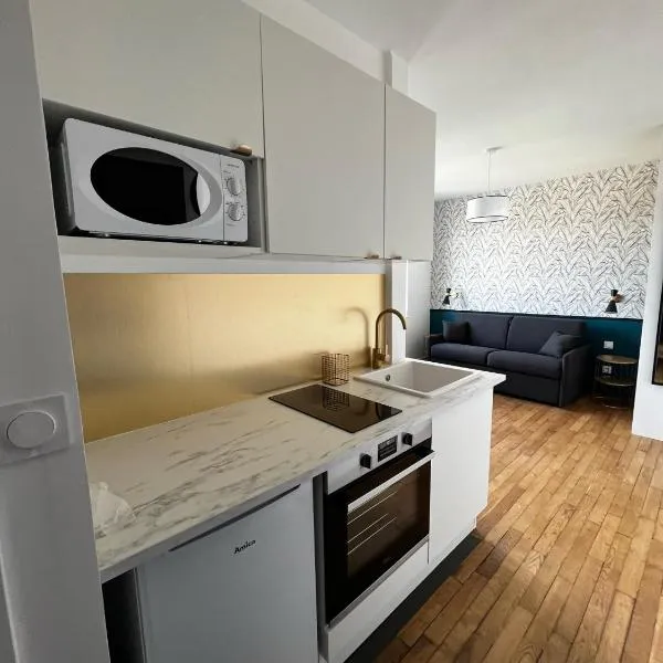 IDÉALEMENT SITUÉ "LE STUDIO" Les Locations ISAHORA sont aussi à 2 pas du Château d'Eu, des Falaises du Tréport, de MERS les Bains et aux portes de la BAIE DE SOMME, hotel in Eu