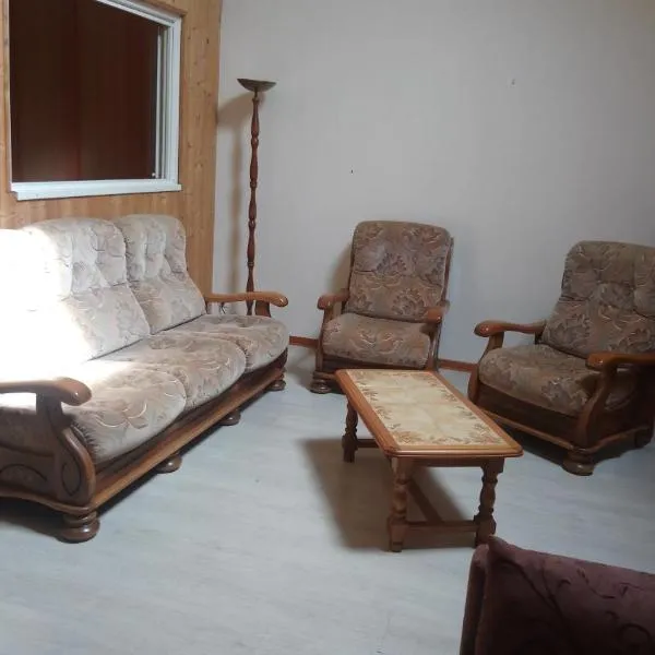 Viesnīca hébergement pour 4 personnes,2 chambres, salon, salle à manger, grand garage possibilité d'un lit 1 personne supplémentaire pour 15 euros pilsētā Vereaux