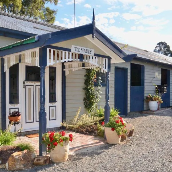 The stables, hotel in Wandin Yallock