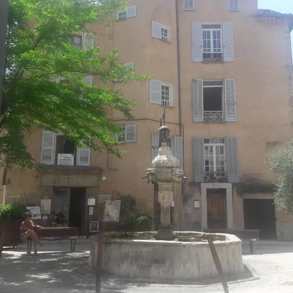 Apartment in the heart of Cotignac、Pontevèsのホテル
