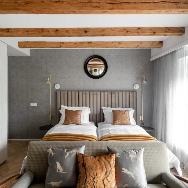 Suite with private bathroom at three bedroom interwar Villa Grabyte with daily spaces to share by pine forest on the bank of the river- 8min by car from old town, hotel v destinaci Kaunas
