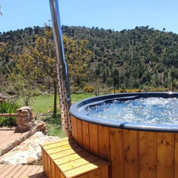 Esencia Lodge - luxurious off-grid cabin retreat, hotell i Lentegí