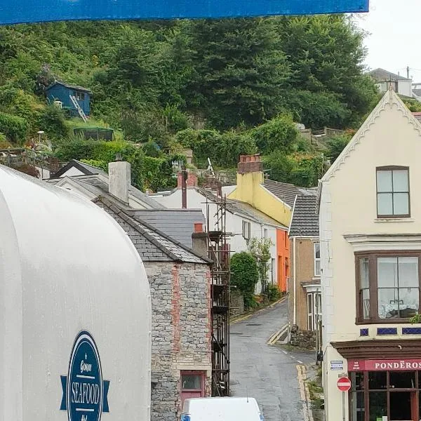 Fishermen's cottage with log burner & sea views from garden terraces, hotel em The Mumbles