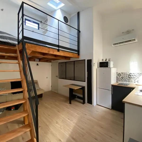 Grand studio contemporain avec mezzanine – hotel w mieście Sérignan
