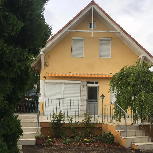 Sunhouse, Balatonvilágos, hotel in Enying