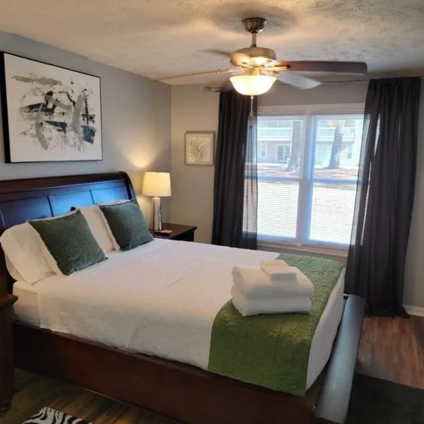 Uptown Landing a Lovely 2 br 2 bth condo midtown., hotel em Fort Bragg