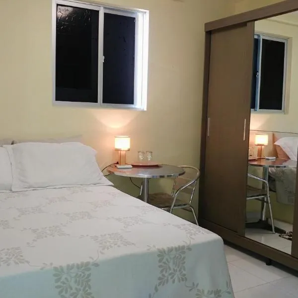 Suíte INDIVIDUAL com Ar condicionado em AP Compartilhado, hotel in João Pessoa