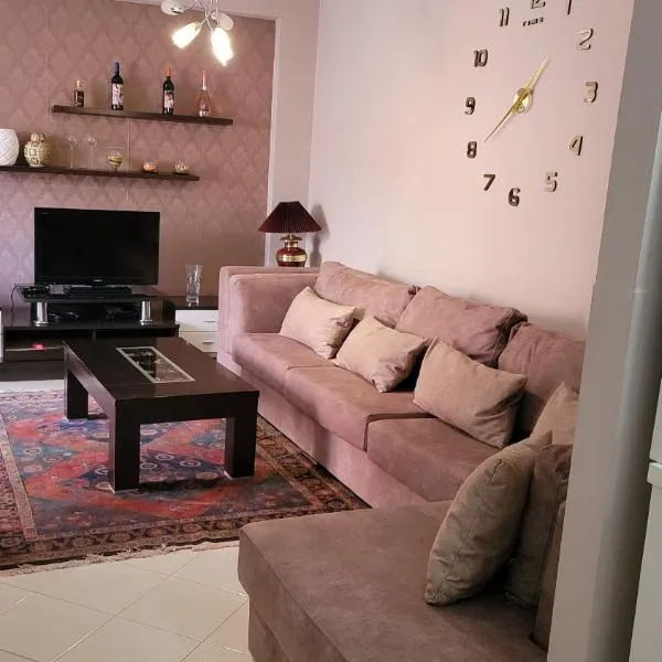 Charming Apartment Lushnje, hotel in Lazarej