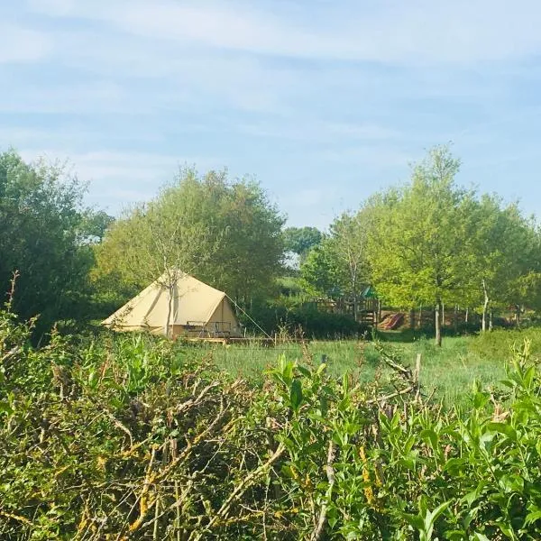 Le Petit Chaumont Ecolodge, hotel in Montmarault