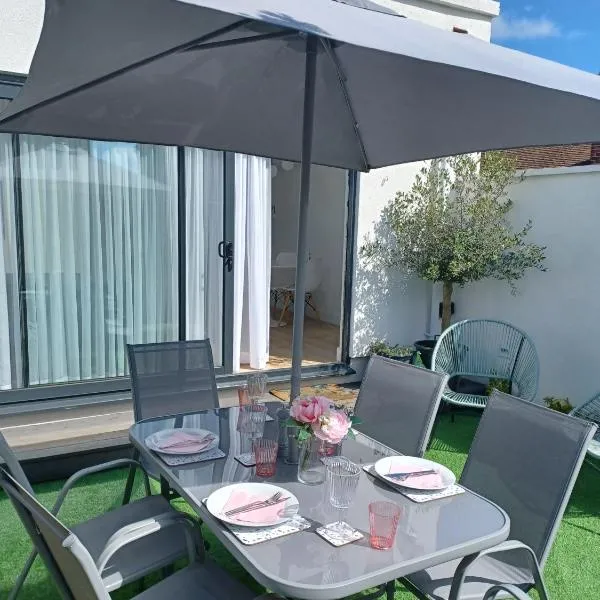 Modern 2BR House with Garden and Air Con Near Beach, Hotel in Kent