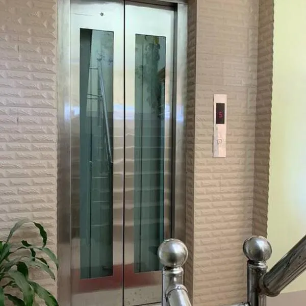 Spacious Penthouse in heart of city. By GEC circle(CHOWDHURY BHABAN), hotel em Chittagong