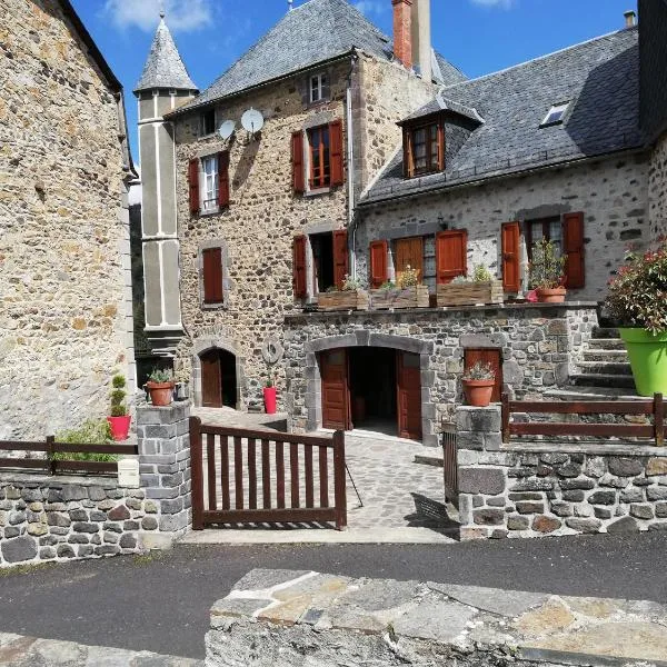 Maison typique pleine de charme Peyrusse Cantal, hotel en Rézentières