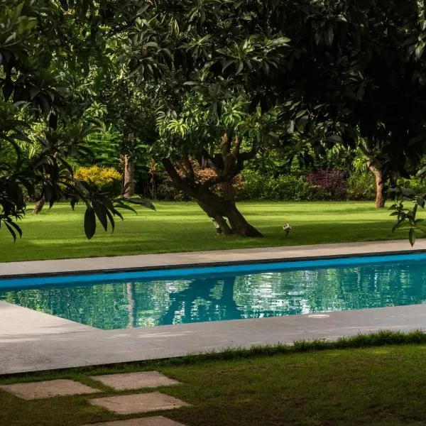 SaffronStays Casa Manga, Karjat - pet-friendly pool villa near ND's Film World and Saltt, hotel v destinaci Karjat