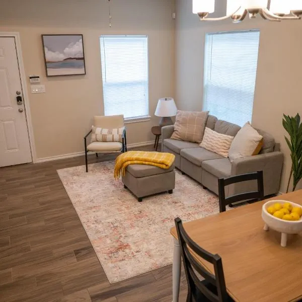 Fabulous King Size Bed in a Gated Neighborhood!, hotel in Edinburg