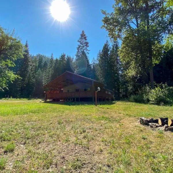 Private 2-Acre Retreat with MTN Views, Walk to River, hotel in Saint Maries